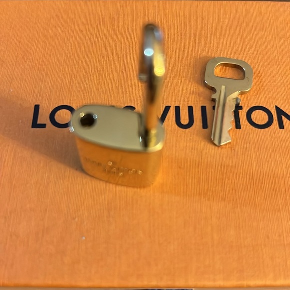 No 431 Louis Vuitton Padlock Set - Picture 7 of 8